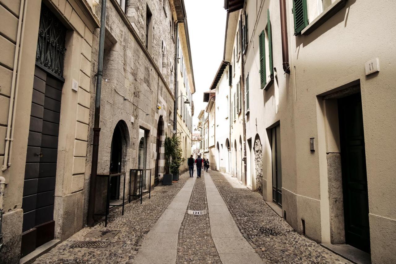 Casa Del Pittore - Elegante Appartamento Del 1200 - Centro Storico Como Buitenkant foto